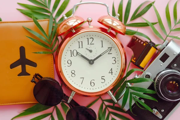 時間旅行の概念に サングラス 写真カメラ ピンクの背景に緑のヤシの葉の時計とパスポートです 現代的な旅行とワンダー ラスト イメージ 夏のフラットを置く — ストック写真