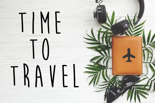 비행기 레트로 선글라스와 헤드폰 바탕에 여권에 텍스트 — 스톡 사진