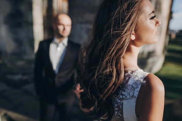 Espléndidos Novios Posando Luz Del Sol Cerca Del Viejo Castillo —  Fotos de Stock