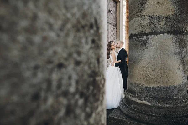 Casal Lindo Casamento Abraçando Luz Sol Perto Castelo Velho Belo — Fotografia de Stock