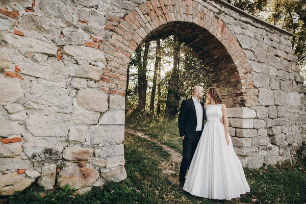 Parktaki Eski Şatonun Yakınında Akşam Güneşinde Kucaklaşan Muhteşem Gelin Damat — Stok fotoğraf