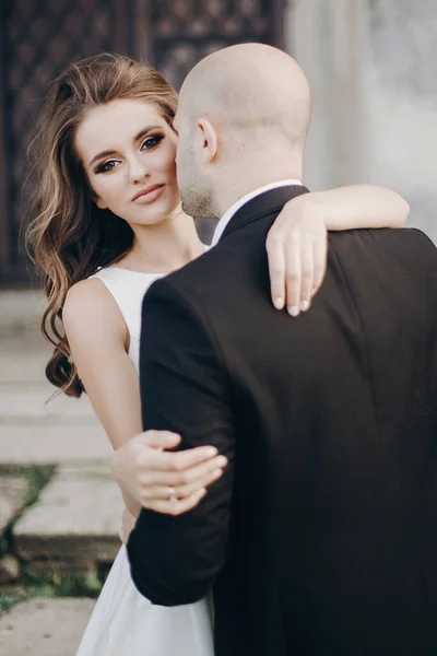 Gorgeous Bride Groom Embracing Evening Sunlight Old Castle Park Romantic — Stock Photo, Image