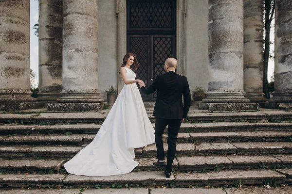 Wunderschöne Hochzeitspaar Beim Spaziergang Der Nähe Des Alten Schlosses Sonnigen — Stockfoto