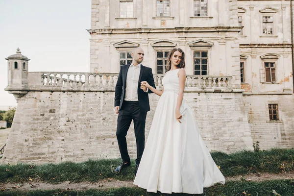 Hermosa Pareja Boda Caminando Bajo Luz Del Sol Cerca Del —  Fotos de Stock