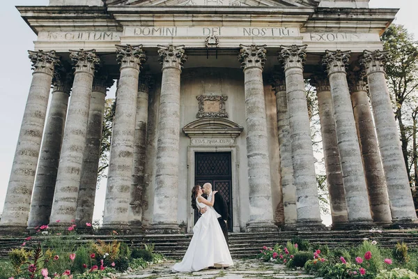 Prachtvolles Hochzeitspaar Das Sich Sonnenlicht Der Nähe Des Alten Schlosses — Stockfoto