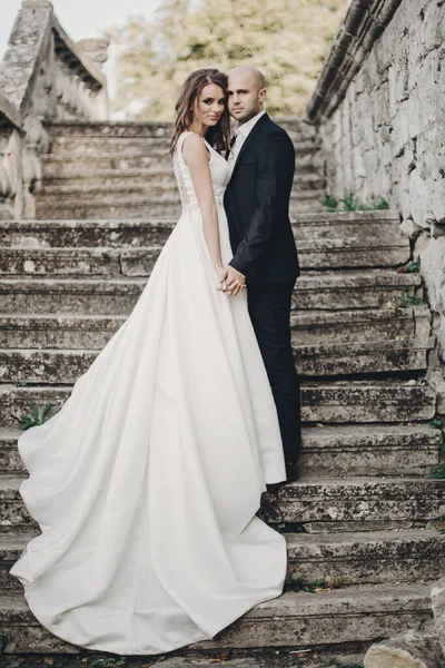 Чудова Весільна Пара Ходить Кам Яних Сходах Біля Старого Замку — стокове фото