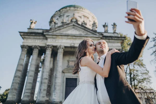 Hermosa Novia Novio Tomando Selfie Fondo Del Viejo Castillo Parque — Foto de Stock