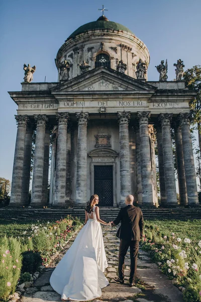 Prachtig Bruidspaar Wandelen Buurt Van Oud Kasteel Zonnig Mooi Park — Stockfoto