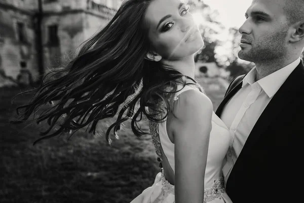 Gyönyörű Menyasszony Vőlegény Ölelés Tánc Esti Napfényben Közelében Régi Kastély — Stock Fotó
