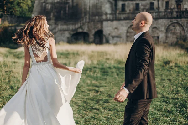 Wunderschöne Braut Und Bräutigam Spaß Haben Und Tanzen Der Abendsonne — Stockfoto