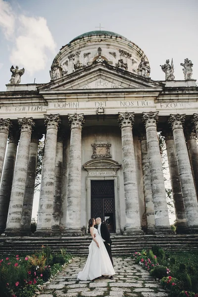 Prachtvolles Hochzeitspaar Das Sich Sonnenlicht Der Nähe Des Alten Schlosses — Stockfoto