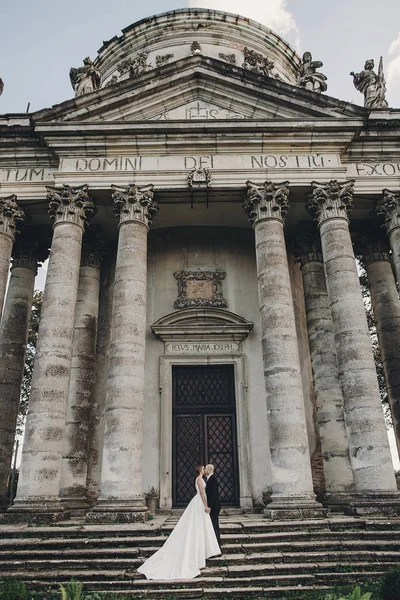 Casal Lindo Casamento Abraçando Luz Sol Perto Castelo Velho Belo — Fotografia de Stock