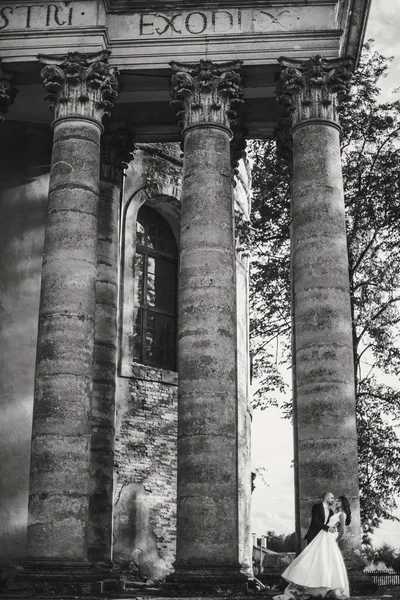 Prachtig Bruidspaar Omarmt Zonlicht Buurt Van Oud Kasteel Prachtig Park — Stockfoto