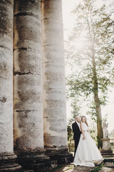 Wunderschöne Hochzeitspaar Beim Spaziergang Der Nähe Des Alten Schlosses Sonnigen — Stockfoto