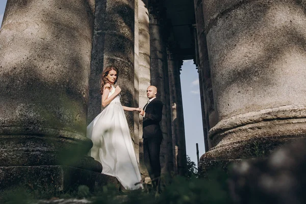 Prachtvolles Hochzeitspaar Das Sich Sonnenlicht Der Nähe Des Alten Schlosses — Stockfoto
