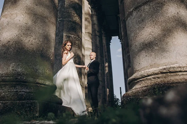 Casal Lindo Casamento Abraçando Luz Sol Perto Castelo Velho Belo — Fotografia de Stock