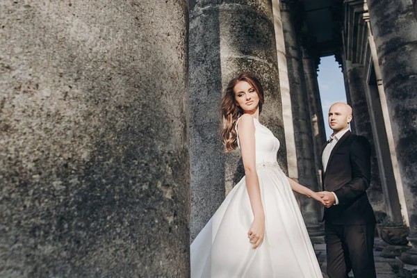 Casal Lindo Casamento Abraçando Luz Sol Perto Castelo Velho Belo — Fotografia de Stock