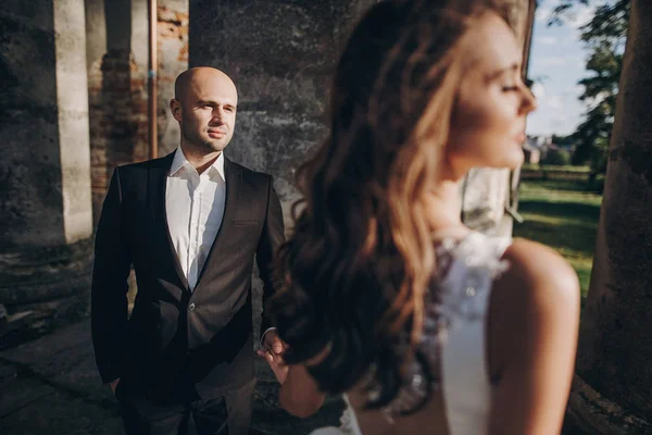 Espléndidos Novios Posando Luz Del Sol Cerca Del Viejo Castillo — Foto de Stock