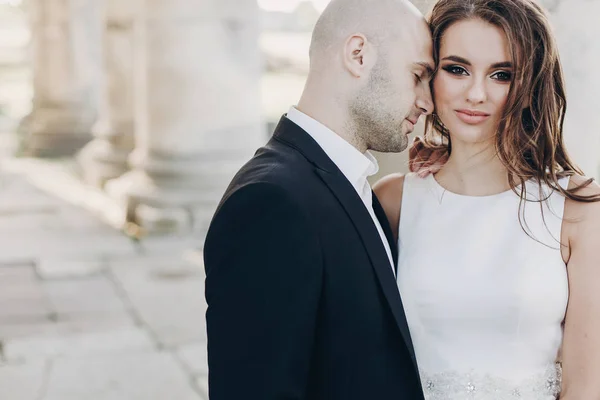 Parktaki Eski Şatonun Yakınında Akşam Güneşinde Kucaklaşan Muhteşem Gelin Damat — Stok fotoğraf