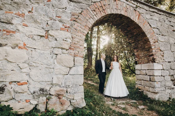 Prachtige Bruid Bruidegom Omarmen Avonds Zonlicht Buurt Van Oud Kasteel — Stockfoto