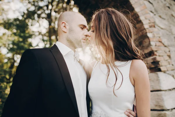 Gorgeous Bride Groom Embracing Evening Sunlight Old Castle Park Romantic — Stock Photo, Image