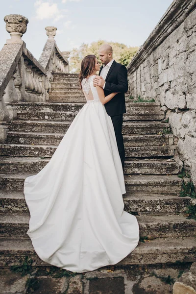 Gyönyörű Házaspár Ölelkeznek Kőlépcsőn Közel Régi Kastély Parkjában Stílusos Gyönyörű — Stock Fotó