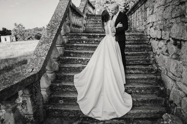 Чудова Весільна Пара Обіймається Кам Яних Сходах Біля Старого Замку — стокове фото