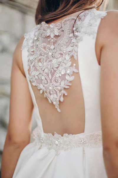 Costas Noiva Casamento Elegante Vestido Branco Luxo Com Pedras Pedras — Fotografia de Stock