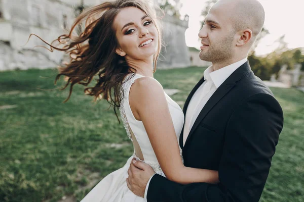 Hermosa Novia Novio Divirtiéndose Bailando Luz Del Sol Por Noche — Foto de Stock