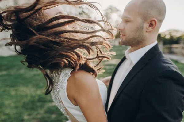 Prachtige Bruid Bruidegom Hebben Plezier Dansen Avond Zonlicht Buurt Van — Stockfoto