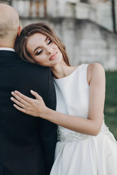 Parktaki Eski Şatonun Yakınında Akşam Güneşinde Kucaklaşan Muhteşem Gelin Damat — Stok fotoğraf