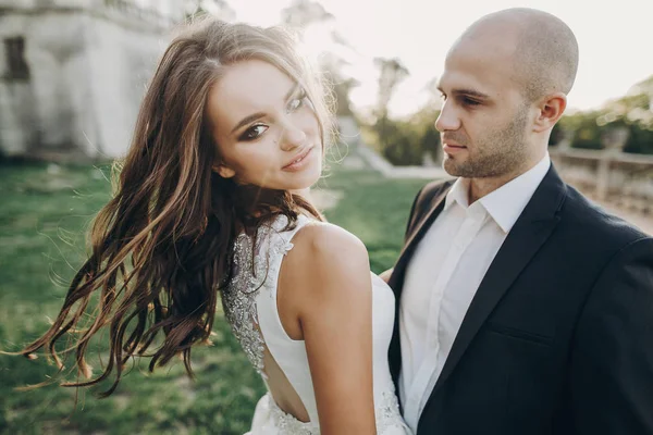 Espléndidos Novios Abrazándose Bailando Luz Del Sol Cerca Del Viejo — Foto de Stock