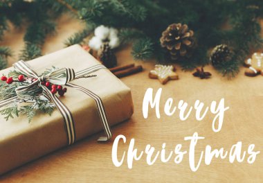 Şık kırsal Noel hediyesi ve çam ağacıyla ilgili Mutlu Noeller yazısı