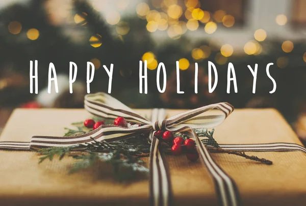 Happy Holidays znak tekstowy na stylowy rustykalny prezent świąteczny i go — Zdjęcie stockowe