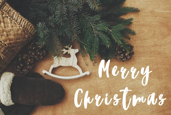 Feliz Navidad signo de texto en el juguete de renos, guantes, cesta con f —  Fotos de Stock