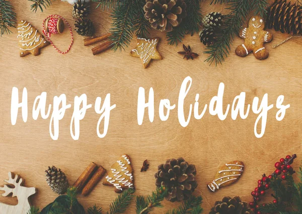 Happy Holidays znak tekstowy na stylowej rustykalnej ramie gałęzi sosny — Zdjęcie stockowe