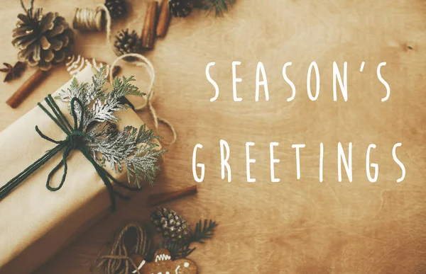 Saludos de la temporada signo de texto en elegantes regalos de Navidad rústicos b —  Fotos de Stock