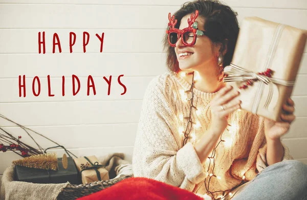 Buone feste segno di testo su elegante ragazza felice in glasse festivo — Foto Stock
