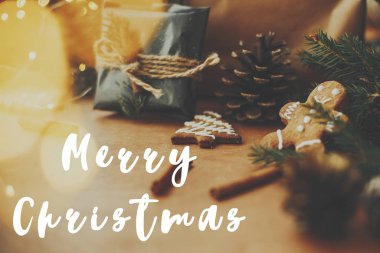 Mutlu noel tabelası siyah pap içinde şık noel hediyesi