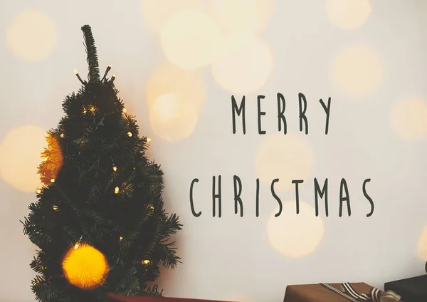 Feliz Natal sinal de texto na árvore de Natal e luzes douradas bo — Fotografia de Stock