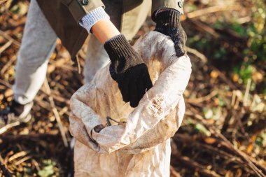Çevre aktivisti parkta kirli plastik şişeleri topluyor. Kadın ha