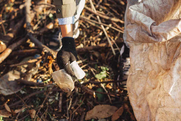 Umweltaktivist sammelt schmutzige Plastikbecher im Park auf. Frau Hand i — Stockfoto