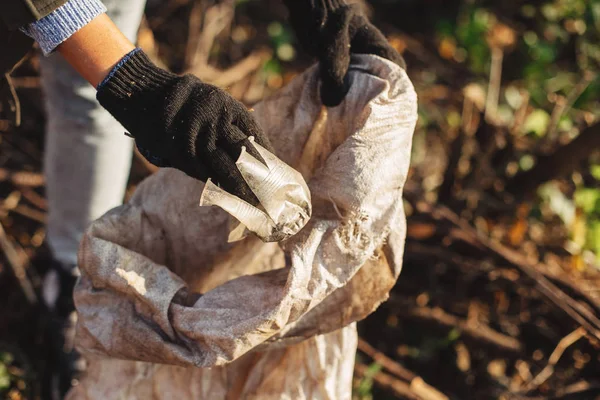 Activista ecológico recogiendo vasos de plástico sucios en el parque. Mujer mano i — Foto de Stock