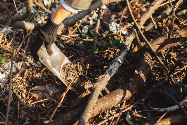 Umweltaktivist sammelt dreckiges Plastik im Park auf. Frau Hand in Hand — Stockfoto