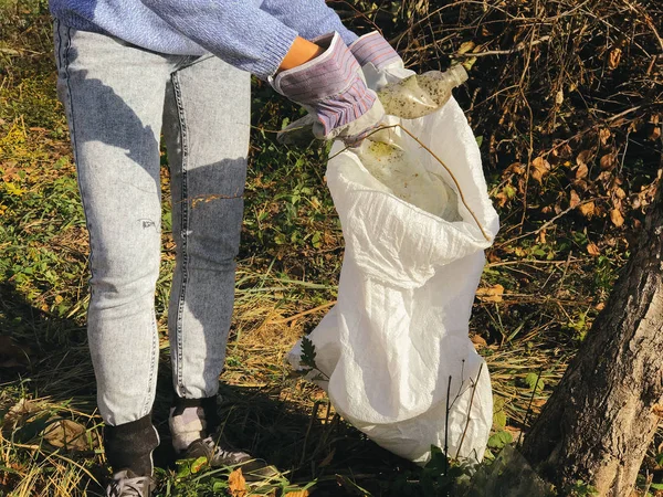 Волонтер збирає брудні пластикові пляшки в парку. Жінка рука я — стокове фото