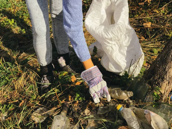 Voluntario recogiendo botellas de plástico sucio en el parque. Mujer mano i — Foto de Stock