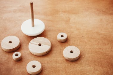 Çocuk için çevre dostu, plastik ücretsiz eğitim oyuncakları. Tahta masadaki çocuk için şık tahta oyuncaklar. Parçalanmış halkaları olan modern basit ahşap piramit.