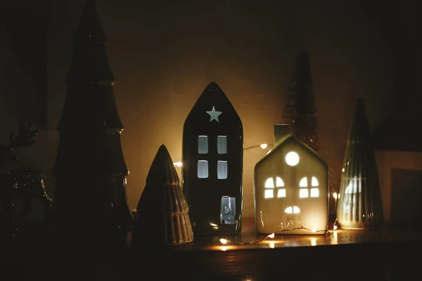 Χριστουγεννιάτικα Σπιτάκια Φώτα Και Χριστουγεννιάτικα Δέντρα Νύχτα Μικροσκοπικά Σπίτια Ανάμεσα — Φωτογραφία Αρχείου