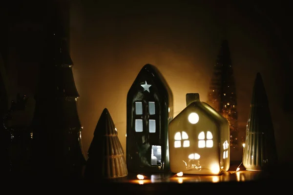 밤에는 크리스마스 트리가 크리스마스작은 크리스마스 저녁에는 나무들 사이에 집들이 있습니다 — 스톡 사진