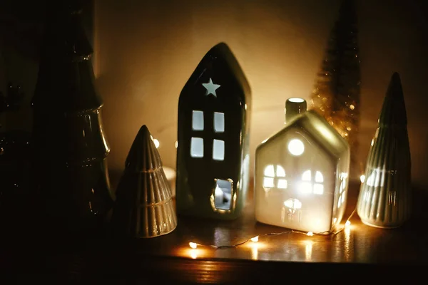 Рождеством Новым Годом Рождественские Домики Огнями Деревьями Ночью Миниатюрные Домики — стоковое фото